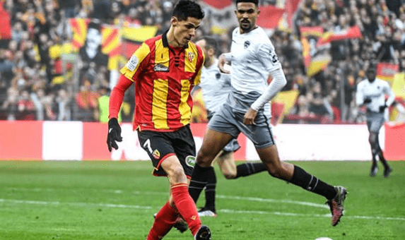 包含荷甲今晨走向成谜，巴黎圣日耳曼内部沟通，更衣室稳定，赛程密集仍需轮换的词条