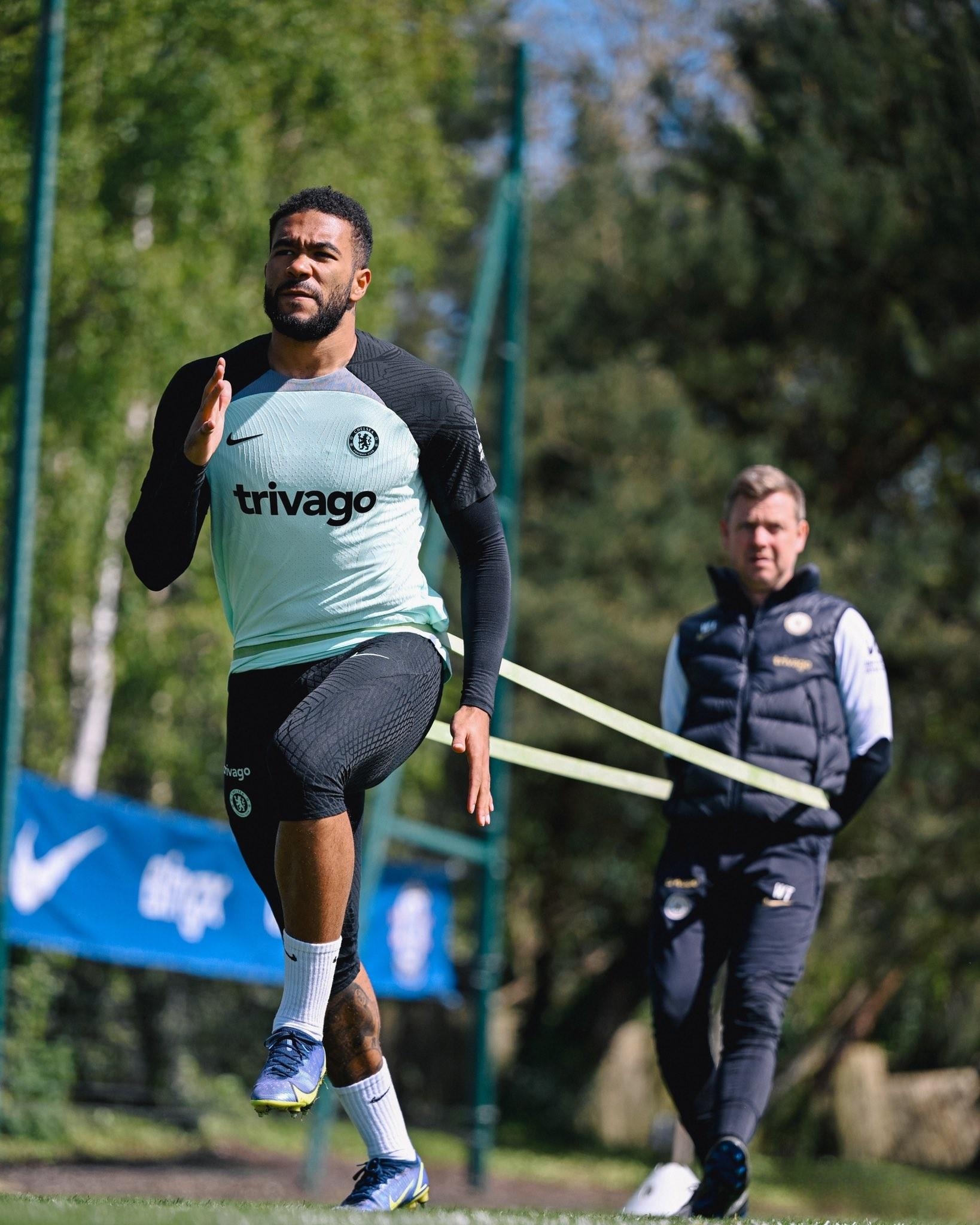 包含冲刺阶段突围战来临；巴黎圣日耳曼围绕足总杯完成体检；话题不断；轮换策略成焦点的词条