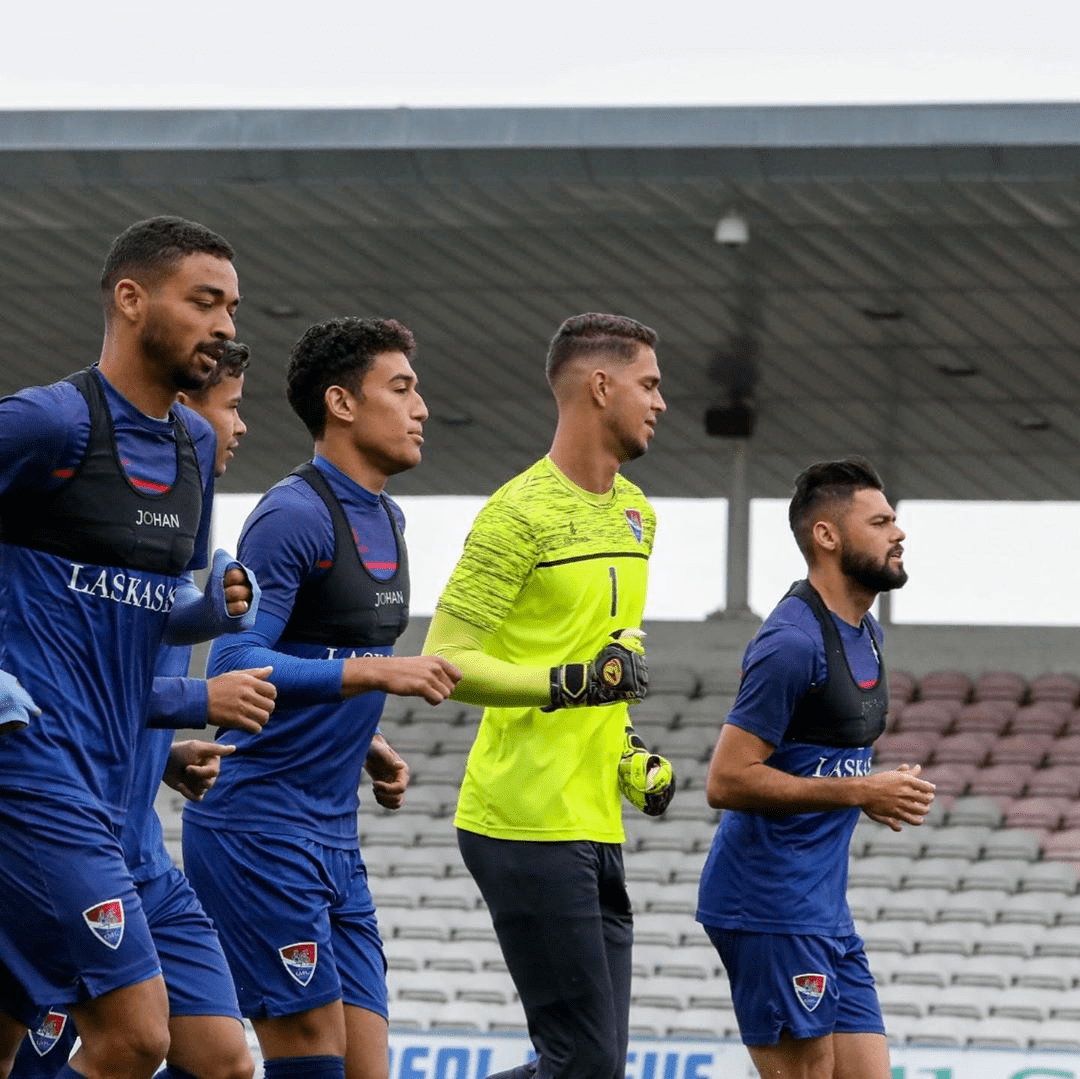 包含法兰克福迎葡超关键赛，今晚战术微调，引发热议，临场指挥获称赞的词条