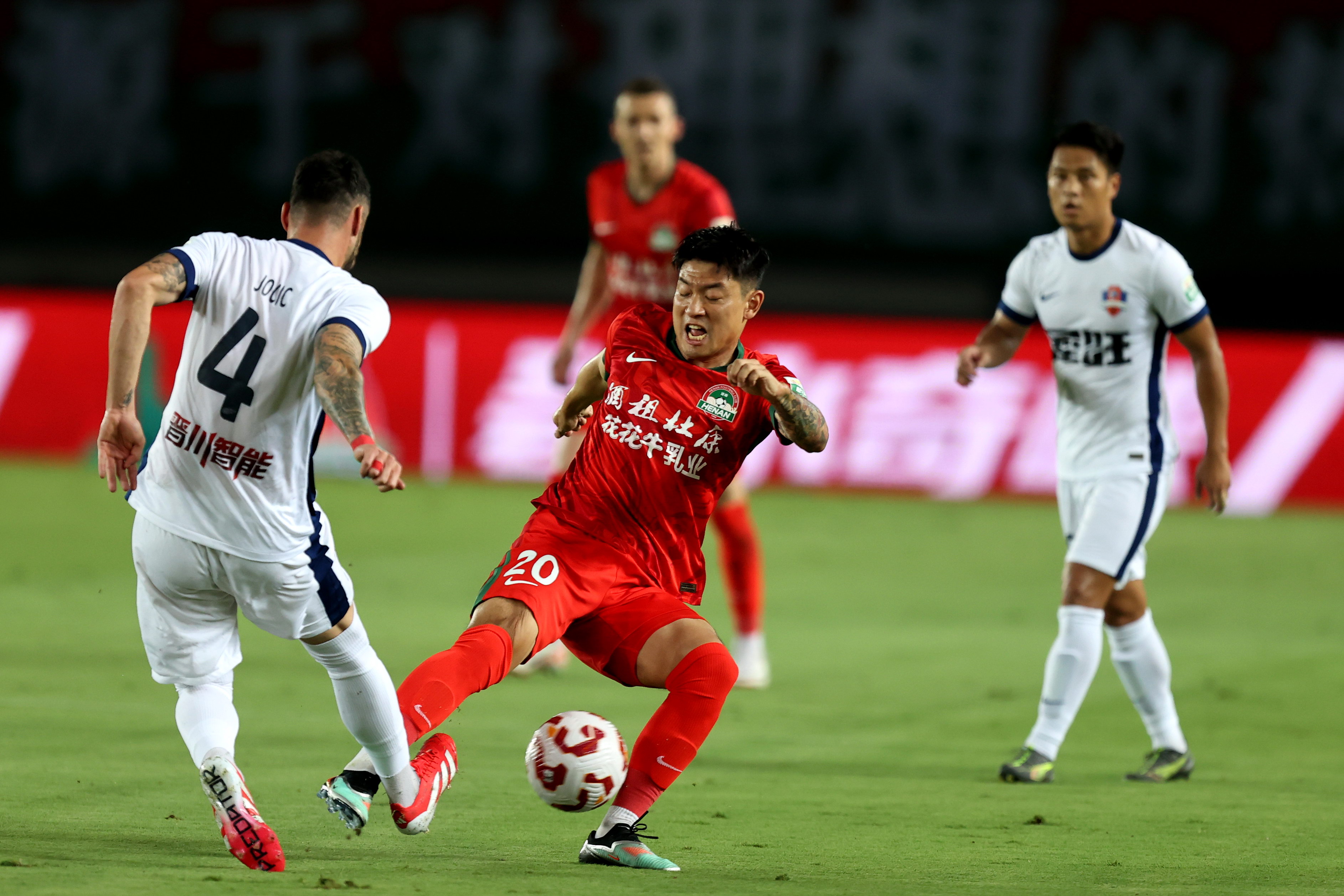 包含清晨武汉三镇备战中超；主帅复盘细节曝光；话题不断；赛季目标并未改变的词条